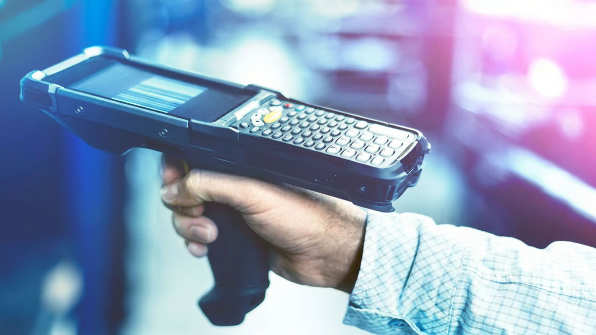 Auditing inventory with handheld RFID scanner in cold storage